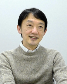 「女優の藤山直美さんに密着した作品など、硬軟取り混ぜて撮ってきた」と話す津村健夫さん＝大阪市北区、毎日放送