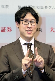 本因坊戦１１連覇を達成し、指で「１１」を示す井山裕太本因坊＝６月１２日、福岡県太宰府市