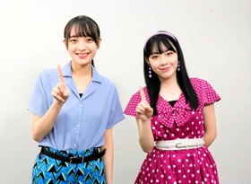 セカンドシングルの魅力をＰＲする「ＯＣＨＡ　ＮＯＲＭＡ」の斉藤円香（左）と西﨑美空＝神戸新聞社