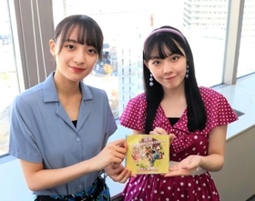 セカンドシングルの魅力をＰＲする「ＯＣＨＡ　ＮＯＲＭＡ」の斉藤円香（左）と西﨑美空＝神戸新聞社