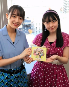 セカンドシングルの魅力をＰＲする「ＯＣＨＡ　ＮＯＲＭＡ」の斉藤円香（左）と西﨑美空＝神戸新聞社