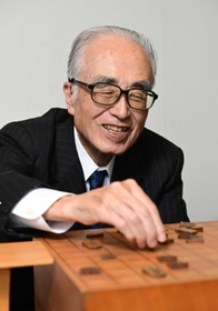 詰め将棋への思いを語る内藤國雄九段＝神戸市中央区、神戸新聞社