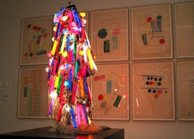 ３０分に一度発光させて展示する田中敦子の「電気服」（１９５６／８６年、高松市美術館蔵）や絵画の展示風景＝大阪市北区、大阪中之島美術館