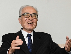 「少年時代、神戸新聞に名前が載ったとき、紙面を手にしている人を見つけたら顔が真っ赤になった」と思い出を語る内藤國雄九段＝神戸市中央区