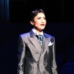 アルバレス侯爵暗殺計画を知り、それを利用しようとするロレンシオ（鳳月杏）＝大阪市、シアター・ドラマシティ