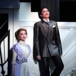 偽りの夫婦関係を演じながら、次第に互いを思い合うロレンシオ（鳳月杏、右）とパトリシア（彩みちる）＝大阪市、シアター・ドラマシティ