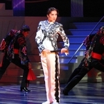 フラメンコ風の踊りを披露する鳳月杏＝大阪市、シアター・ドラマシティ