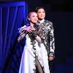 デュエットダンスを披露する鳳月杏（右）と彩みちる＝大阪市、シアター・ドラマシティ