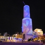 最新映像が投影された神戸ポートタワー＝神戸市中央区　（ｃ）２０２２　２０ｔｈ　Ｃｅｎｔｕｒｙ　Ｓｔｕｄｉｏｓ．Ａｌｌ　Ｒｉｇｈｔｓ　Ｒｅｓｅｒｖｅｄ．（配給：ウォルト・ディズニー・ジャパン）