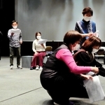 舞台手話通訳者（左端）を交えた稽古風景＝伊丹市伊丹２
