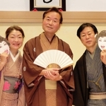 出演者の桂文之助（中央）と姉様キングス＝神戸市兵庫区新開地２