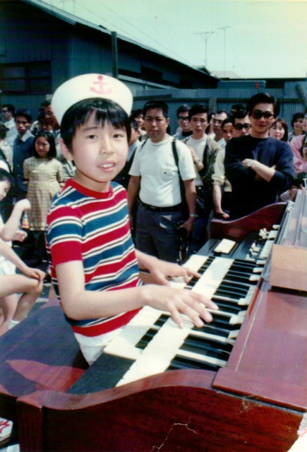 １９７１年に開催された神戸まつりでオルガンを演奏する幼少期の小曽根真さん＝神戸市内（本人提供）