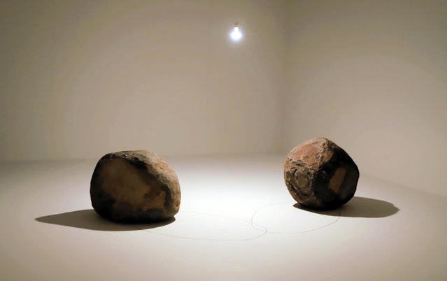 「関係項-星の影」（２０１４／２０２２年）の展示風景＝兵庫県立美術館