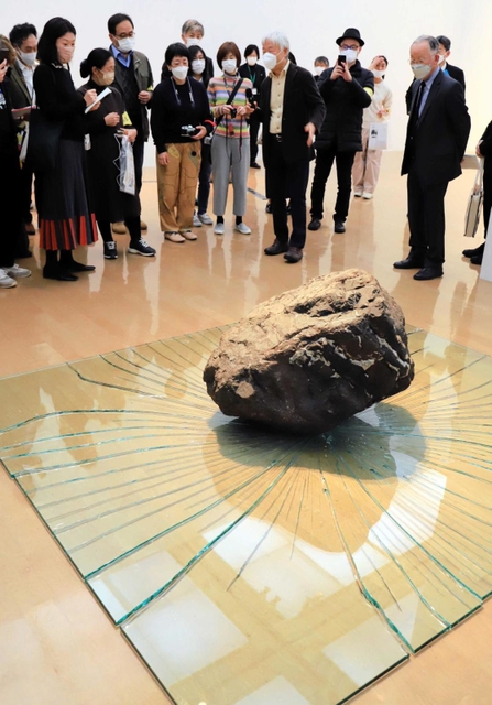 「現象と知覚Ｂ　改題　関係項」（１９６８／２０２２年）の前で李禹煥さんが解説した＝兵庫県立美術館