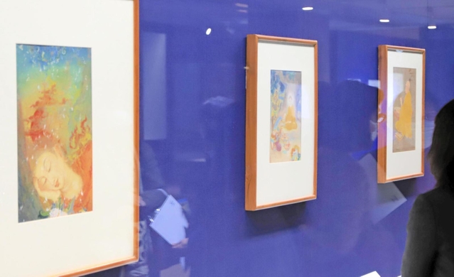 ウペンドラ・マハラティ「ブッダの涅槃を悲しむ自然」（左）などが並ぶ会場＝１３日午後、神戸市立博物館