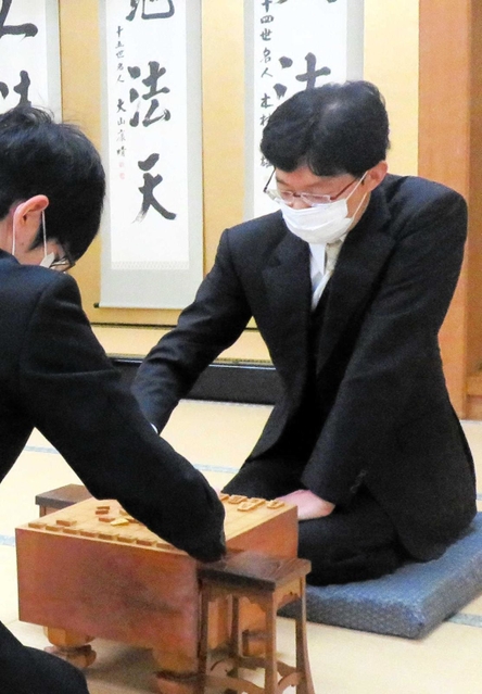 指し初め式に臨む谷川浩司十七世名人＝関西将棋会館（日本将棋連盟提供）