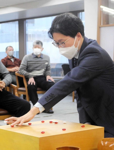 打ち初め式でファンと対局する井山裕太三冠＝日本棋院梅田囲碁サロン