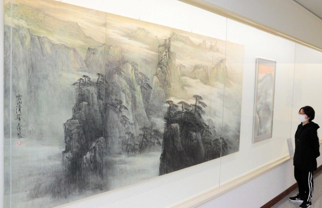 陳允陸さんが描いた山水画「雲山清響」。展覧会では日中の画家による作品が鑑賞できる＝植野記念美術館