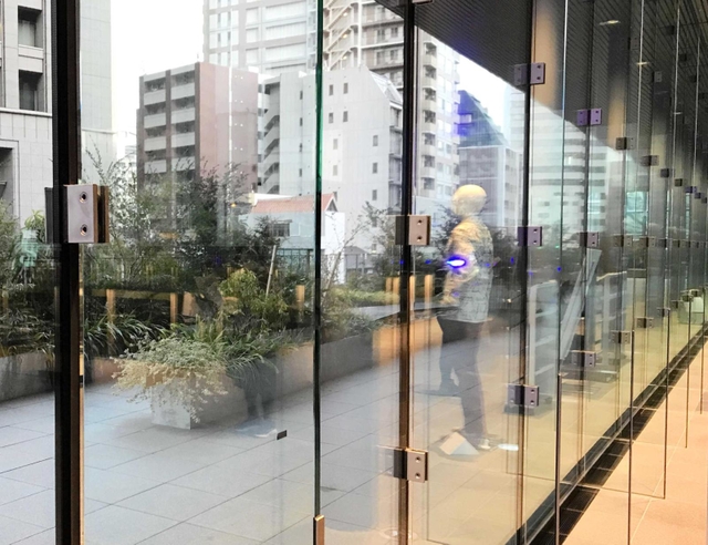 大阪中之島美術館。ガラス壁を守るパーツもガラス製で、さりげなく機能を発揮している＝大阪市北区