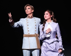 皇太子ルドルフ（柚香光、左）はマリー（星風まどか）と出会い、生きる意味を見いだす＝宝塚大劇場