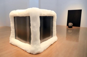 石や鉄や綿。素材の組み合わせで、ものの存在感が際立つ＝兵庫県立美術館