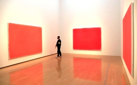 ピンク色の蛍光塗料で描かれた「風景Ⅰ，Ⅱ，Ⅲ」（１９６８／２０１５年）＝兵庫県立美術館