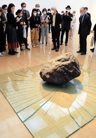 「現象と知覚Ｂ　改題　関係項」（１９６８／２０２２年）の前で李禹煥さんが解説した＝兵庫県立美術館