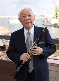 愛用のクラリネットを手にする北村英治さん。「心の表れが音楽。だから、いいかげんに楽器を扱えないんだよ」＝神戸市中央区東川崎町１、神戸新聞松方ホール