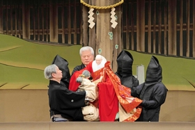 初春文楽公演の第１部「良弁杉由来」より二月堂の段（国立文楽劇場提供）
