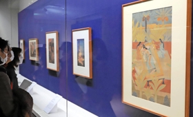 ナンダラル・ボースらの作品が並ぶ会場＝１３日午後、神戸市立博物館館