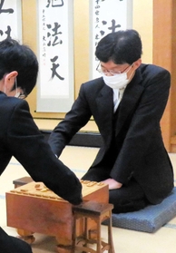 指し初め式に臨む谷川浩司十七世名人＝関西将棋会館（日本将棋連盟提供）