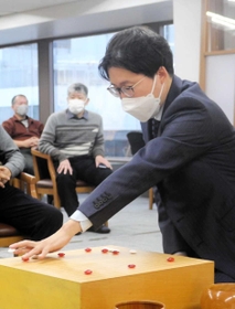 打ち初め式でファンと対局する井山裕太三冠＝日本棋院梅田囲碁サロン