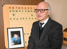 船越隆文さんとの思い出を、遺影の前で語る森信雄七段＝宝塚市内