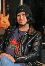 カミングコウベの意義について語る風次さん＝神戸市中央区琴ノ緒町、ライブハウス「太陽と虎」