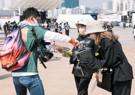 募金箱に寄付をする来場者ら＝２０２２年５月、神戸メリケンパーク（一般社団法人ＣＯＭＩＮＧ　ＫＯＢＥ実行委員会提供）