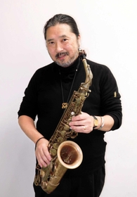 「幼少期に好きだったのは山本リンダ、座頭市、月亭可朝師匠」と話す小曽根啓。阪神タイガースの大ファンでもある＝神戸新聞社