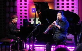 ＮＨＫ総合「ジャズライブＫＯＢＥ」の収録に臨む小曽根啓（右）と兄の小曽根真＝ＮＨＫ神戸放送局