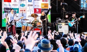 ２００５年のイベントスタート時から毎回トリを飾っているガガガＳＰのステージ＝２０２２年５月、神戸メリケンパーク（一般社団法人ＣＯＭＩＮＧ　ＫＯＢＥ実行委員会提供）