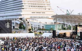 トリを飾るガガガＳＰのステージに詰めかけた観衆＝２０２２年５月、神戸メリケンパーク（一般社団法人ＣＯＭＩＮＧ　ＫＯＢＥ実行委員会提供）