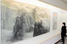 陳允陸さんが描いた山水画「雲山清響」。展覧会では日中の画家による作品が鑑賞できる＝植野記念美術館