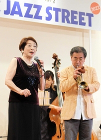 昨年１０月の神戸ジャズストリートで歌う原田紀子さん＝神戸市中央区