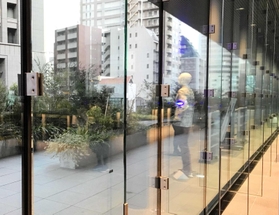 大阪中之島美術館。ガラス壁を守るパーツもガラス製で、さりげなく機能を発揮している＝大阪市北区