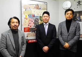 （左から）久遠チョコレート代表の夏目浩次さん、鈴木祐司監督、阿武野勝彦プロデューサー＝京都市内