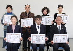 神戸新聞文芸の２０２２年最優秀作品に決まった（後列左から時計回りに）まつもとみかさん、吉岡祐樹さん、武田公子さん、甲斐直子さん、竹田ただしさん、原裕亮さん、大窪純子さん＝神戸新聞本社