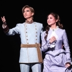 皇太子ルドルフ（柚香光、左）はマリー（星風まどか）と出会い、生きる意味を見いだす＝宝塚大劇場