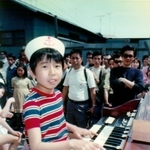 １９７１年に開催された神戸まつりでオルガンを演奏する幼少期の小曽根真さん＝神戸市内（本人提供）