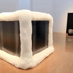 石や鉄や綿。素材の組み合わせで、ものの存在感が際立つ＝兵庫県立美術館