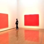 ピンク色の蛍光塗料で描かれた「風景Ⅰ，Ⅱ，Ⅲ」（１９６８／２０１５年）＝兵庫県立美術館