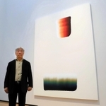 自作の絵画「応答」（２０２１年）の前に立つ李禹煥さん＝兵庫県立美術館