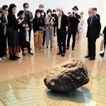 「現象と知覚Ｂ　改題　関係項」（１９６８／２０２２年）の前で李禹煥さんが解説した＝兵庫県立美術館